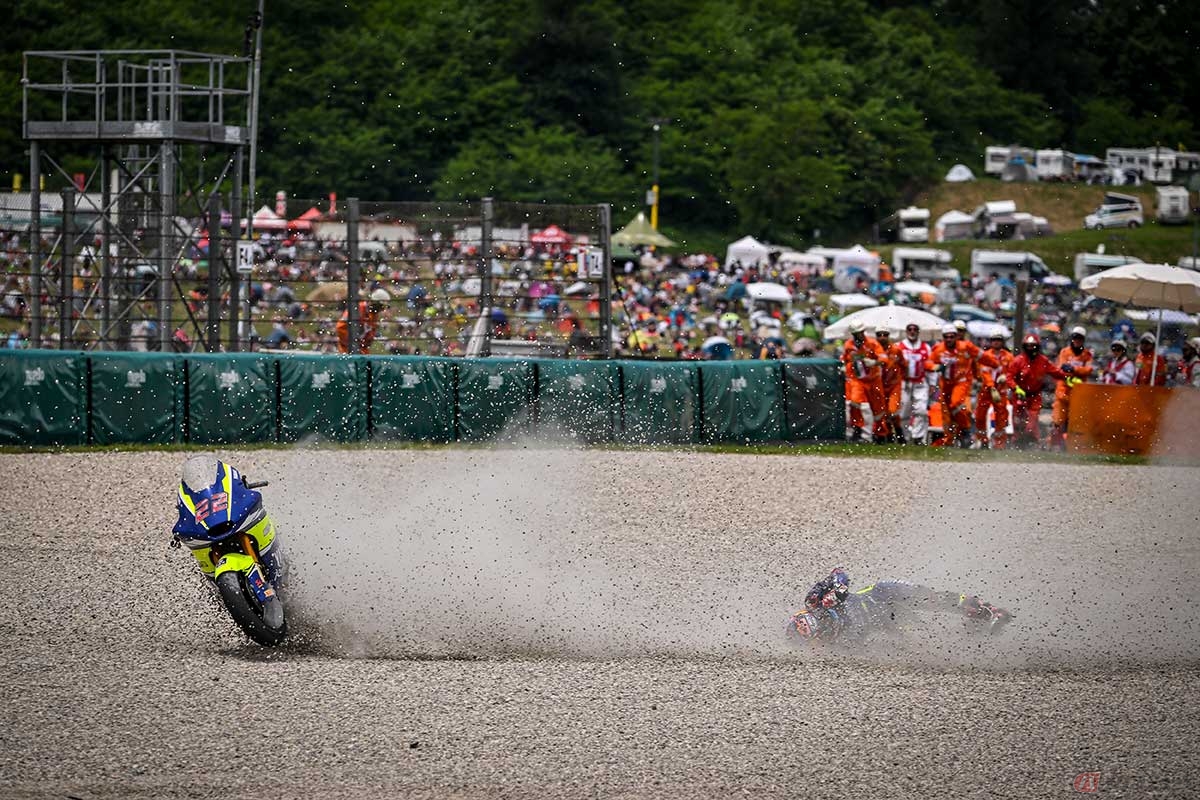 決勝レースでチャタリングを抱えていた佐々木選手はペースを落として走っていたが、それでも11周目に転倒を喫した