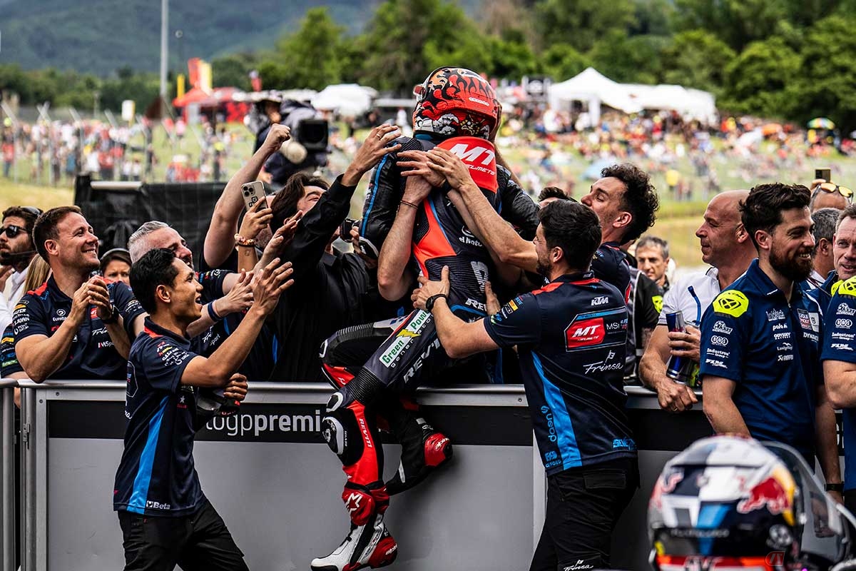 チームと3位獲得を喜び合う山中琉聖選手（KTM）