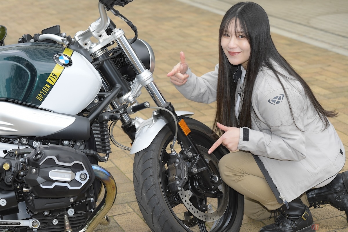 ステアリングダンパーから目を動かすと、スッキリとした足回りになっているのがわかる