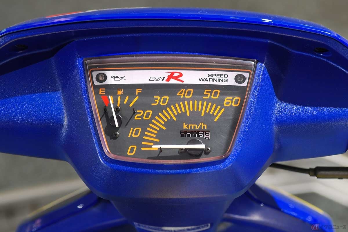 右側に寄せられた新デザインのスピードメーター。電気式の燃料計も装備