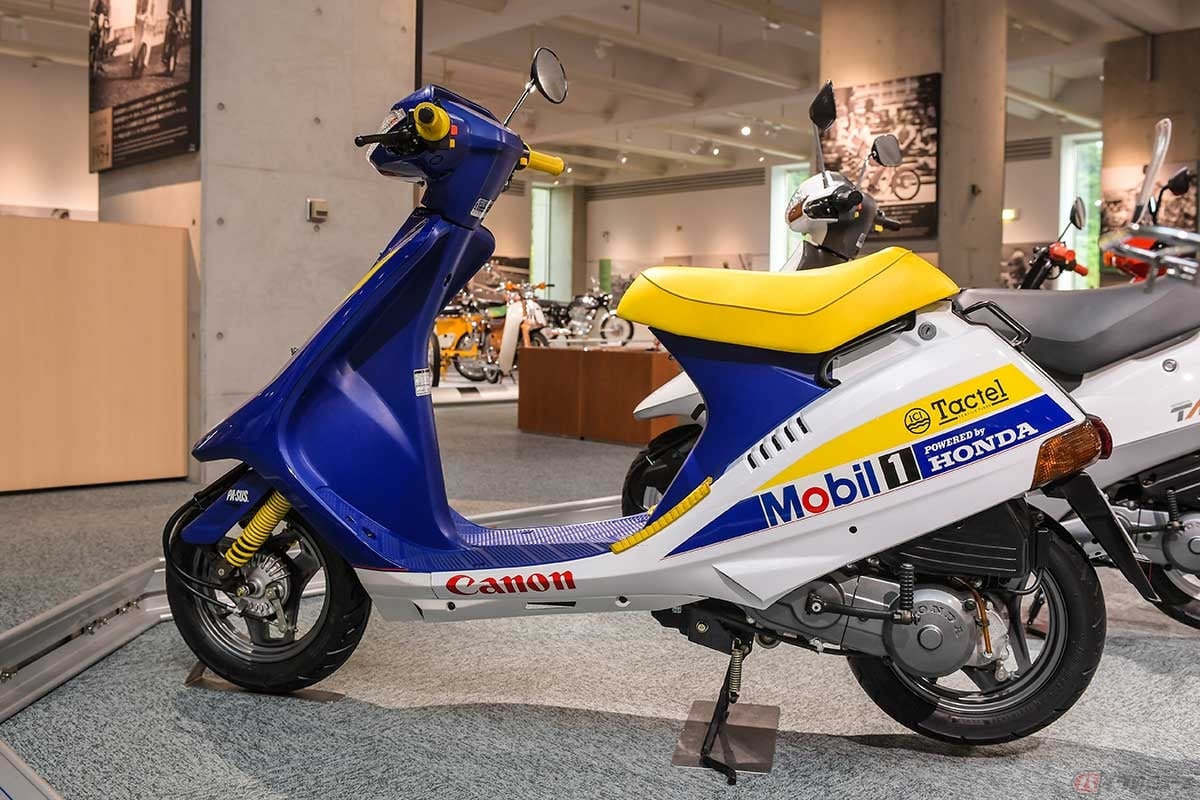 車体各所にスポンサーロゴを配置。「DJ・1R」のハイパワー6ポート&SR(樹脂)リードバルブの2ストロークエンジンを搭載