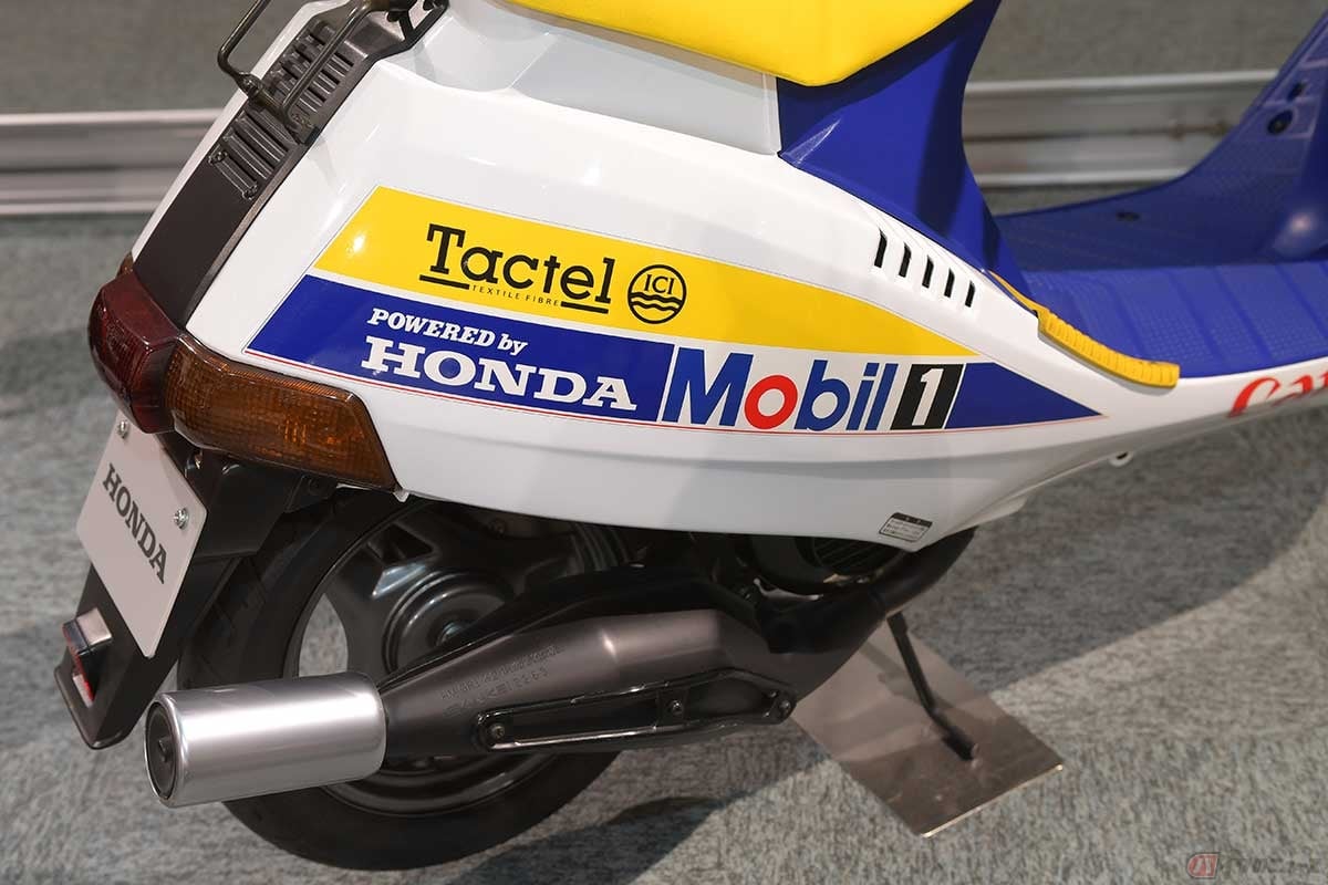 チャンバータイプのマフラーを採用し、レーサー風のイメージを強調