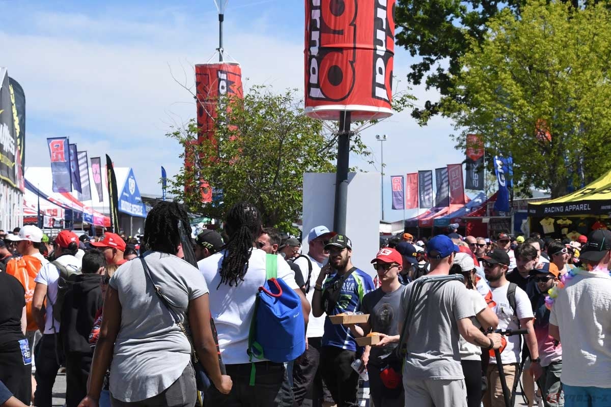 ライダーのグッズが売られていたり、バイクメーカーが出展しているエリア。人が多すぎて全く進めない。これで金曜日!