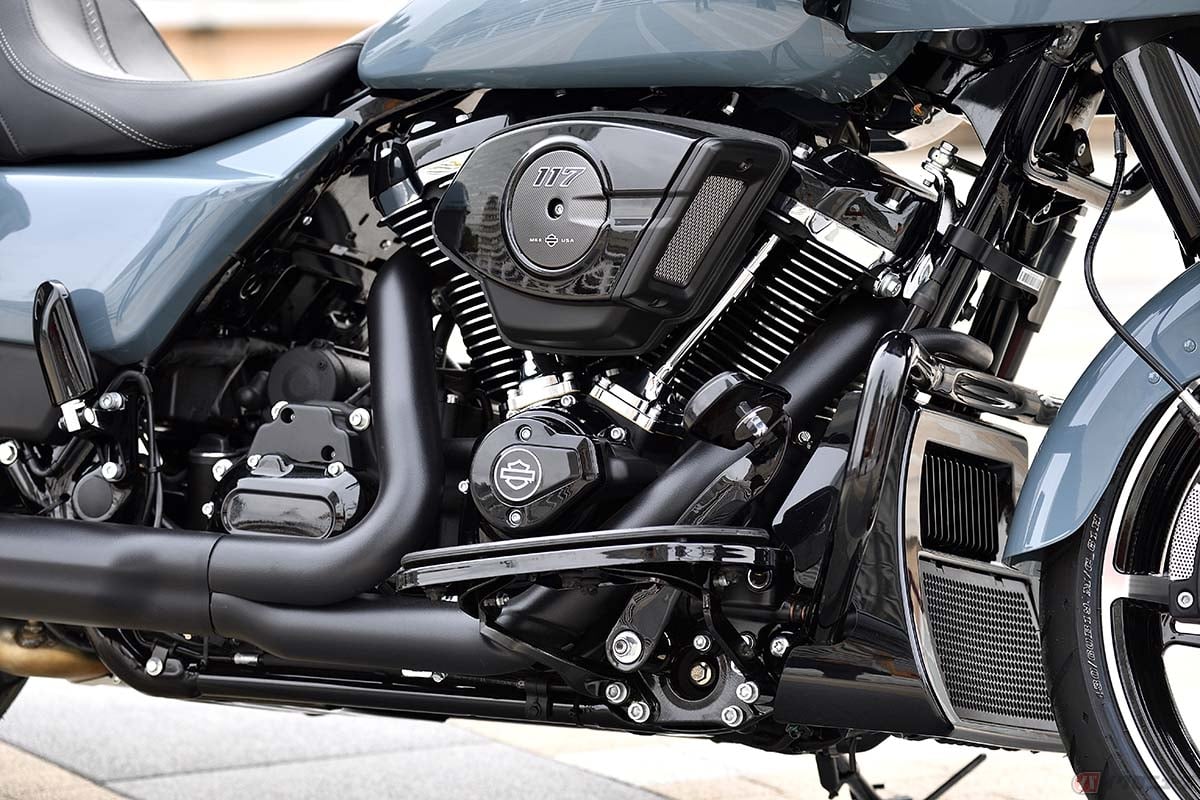 ボア103.5mm、ストローク114.3mmの117キュービックインチ(1923cc)エンジンは新方式の水冷ヘッドを採用しますが、これはバルブまわりのみが冷却されるシステムとなっています