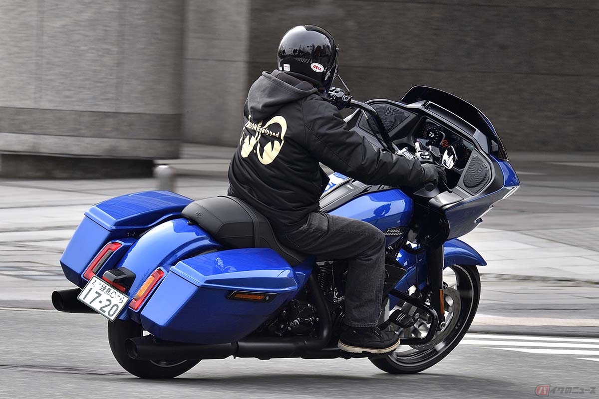新型ロードグライドに乗る筆者(渡辺まこと)。走り自体はスムースで車体の大きさに慣れさえすれば、かなり扱いやすい印象です