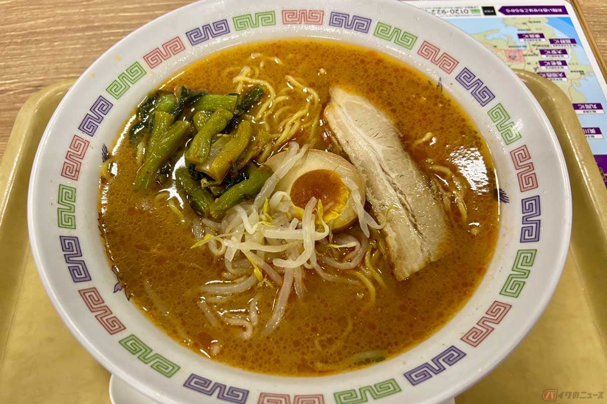 中央道「諏訪湖SA」(上り)で食した「信州味噌のピリ辛野沢菜ラーメン」は、見た目からして濃厚さが伝わってくる。シャキシャキ食感の野沢菜は、その美味しさを改めて確認。土産に野沢菜を購入した