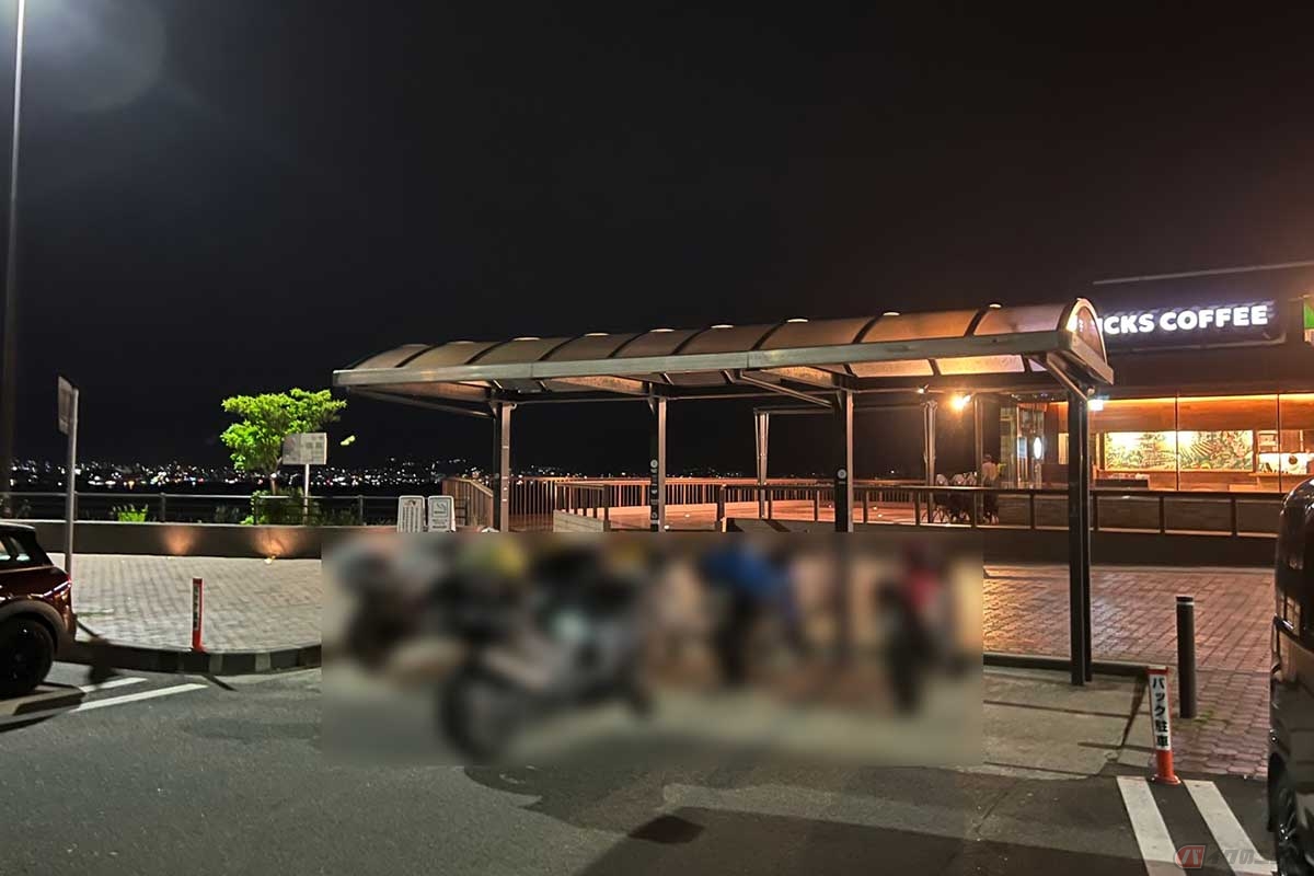 2輪専用の駐車スペースからは美しい夜景を見ることができる