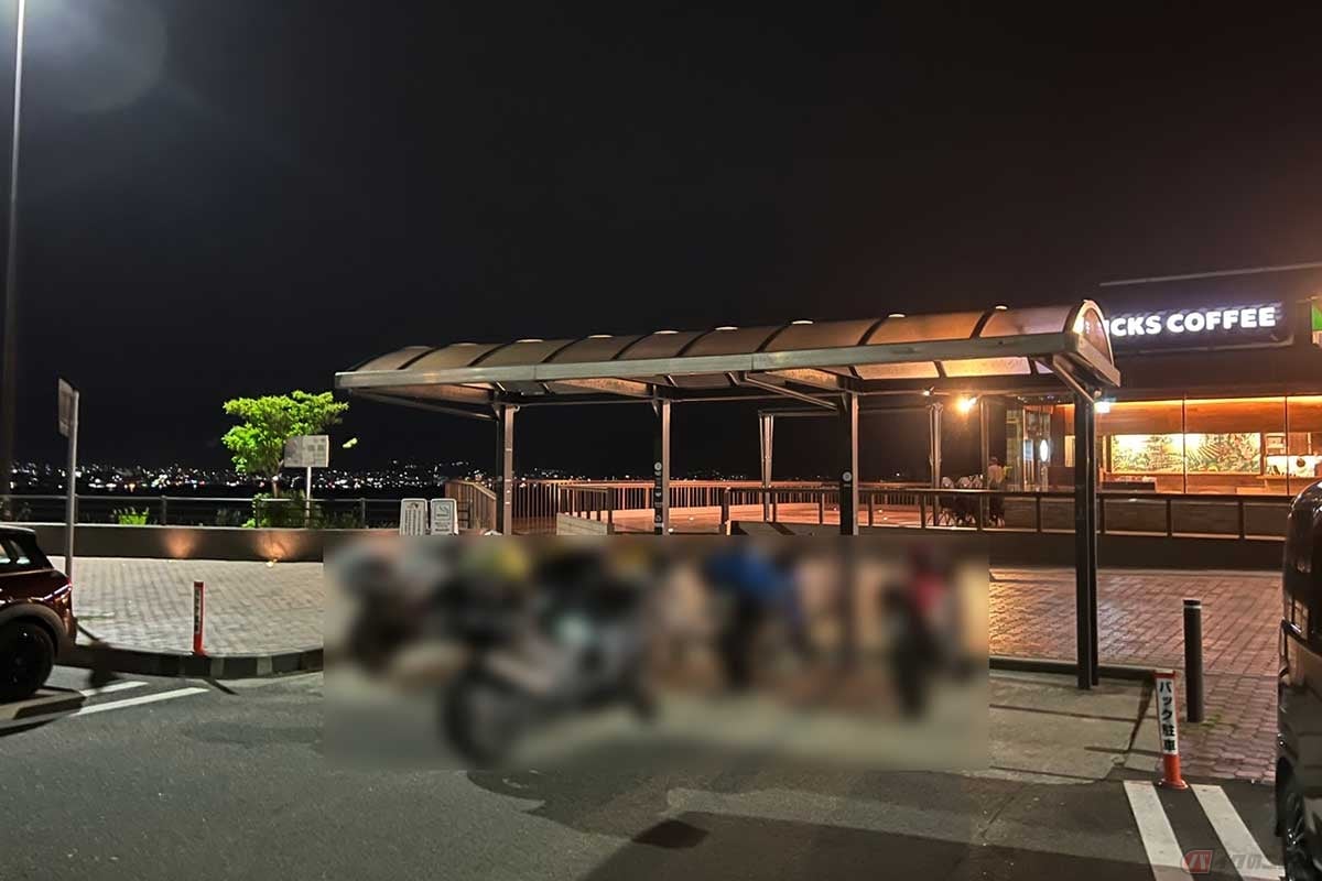 2輪専用の駐車スペースからは美しい夜景を見ることができる
