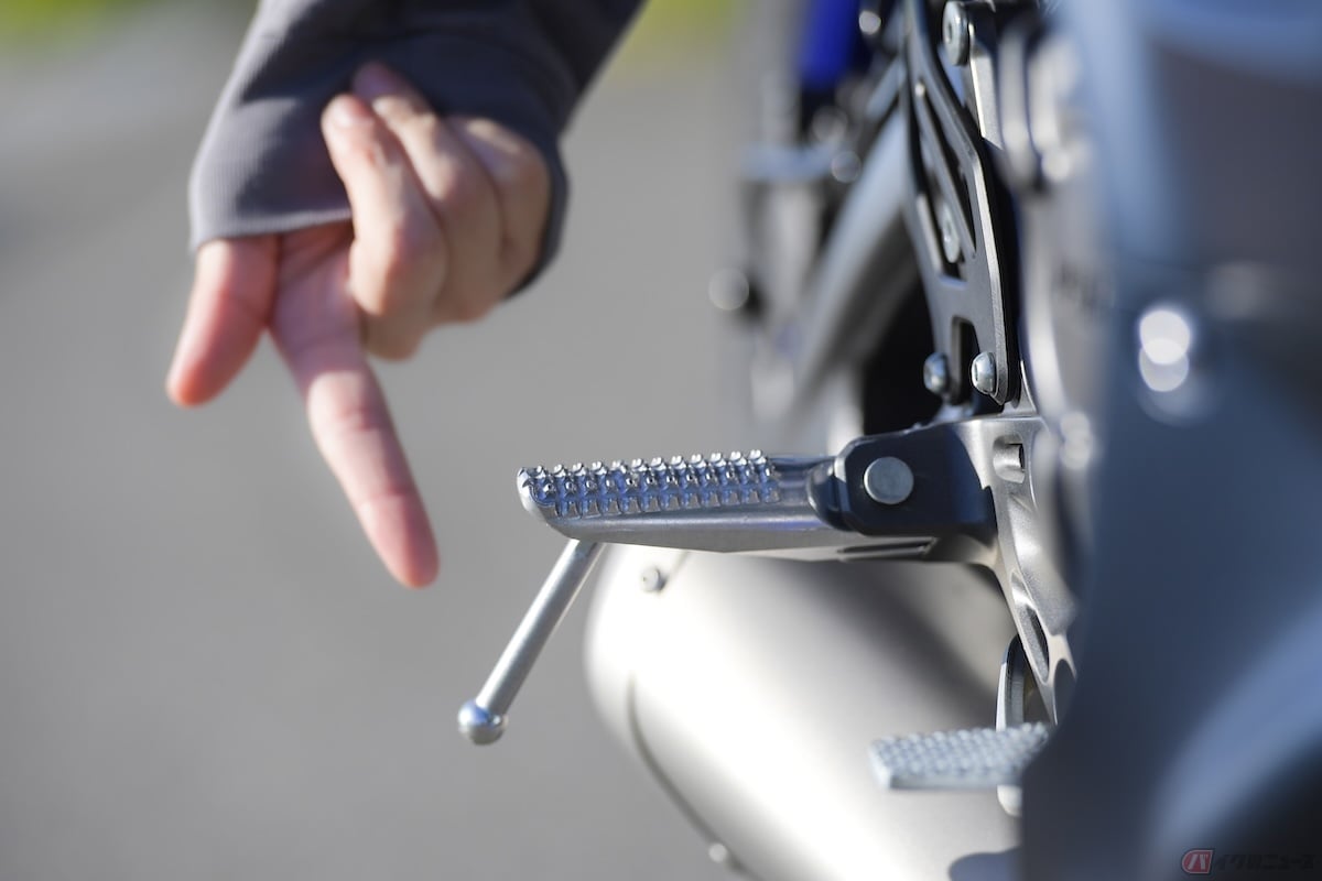 バンクセンサーは、バイクの倒れ込む角度=バンク角の限界を知らせるための部品です