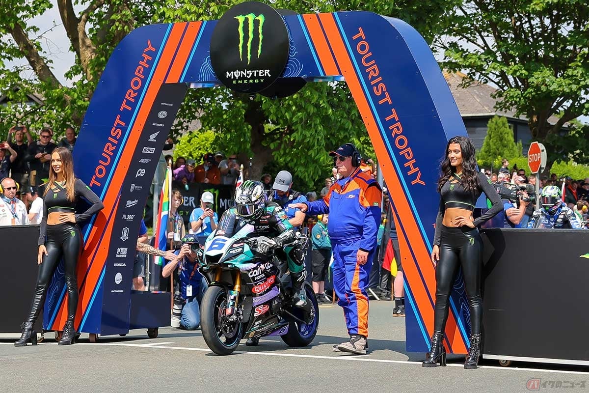 「スーパースポーツTTレース1」をスタートするマイケル・ダンロップ選手。叔父ジョーイが持つTTレースの最多勝利記録26勝に並んだ(写真/小林ゆき)