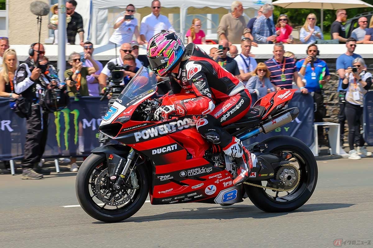 「スーパースポーツTTレース1」をスタートするデイビー・トッド選手。ドゥカティの2気筒で過去最速ラップを記録した(写真/小林ゆき)