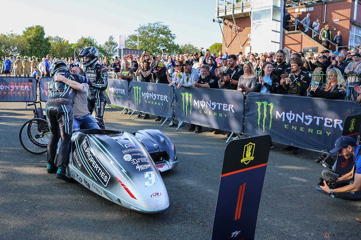 名サイドカードライバーだった父ニックと抱き合って優勝を喜ぶクロウ兄弟（写真／小林ゆき）