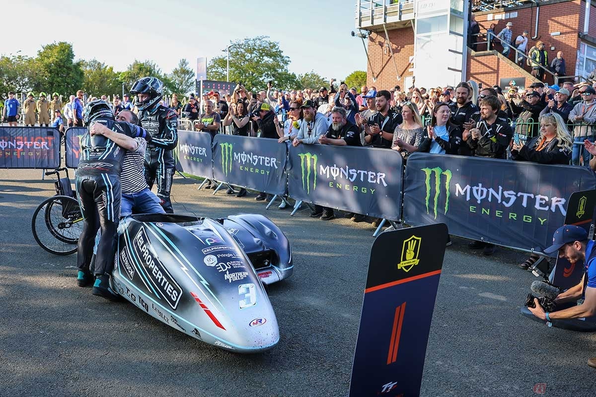 名サイドカードライバーだった父ニックと抱き合って優勝を喜ぶクロウ兄弟(写真/小林ゆき)