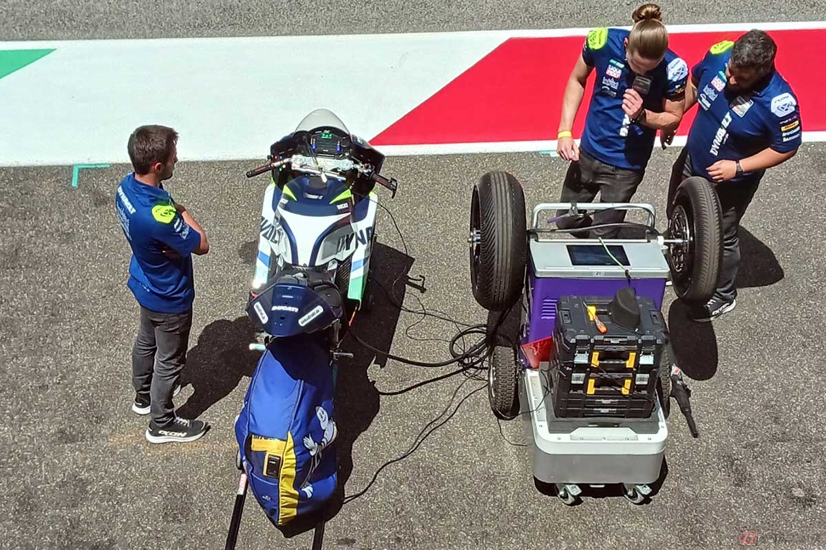 【MotoE第4戦イタリア大会】昼のレース1で赤旗中断が発生。ピットレーンに戻ったマシンが、ポータブル充電器(右の紫の箱)から充電を行なっている
