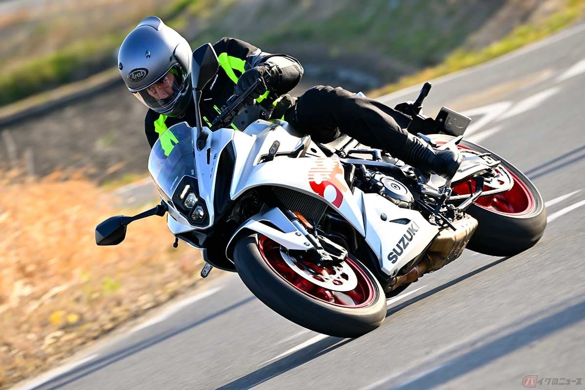 実際の燃費はどうなのか? スズキ「GSX-8R」(2024年型)を走らせる筆者(松井勉)