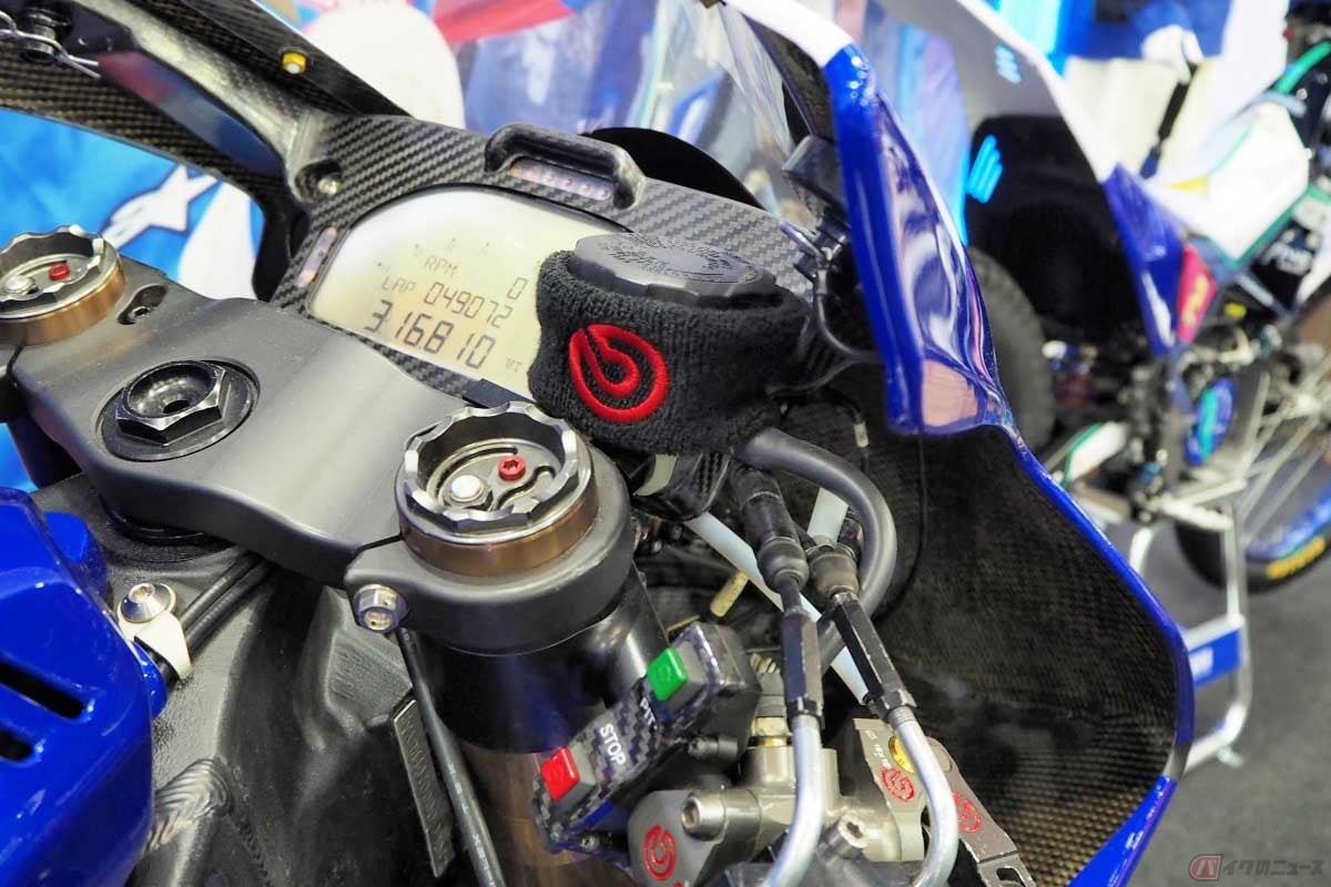 レーシングマシンのマスターカップに巻かれたリストバンド状のモノは……? 写真はJSB1000クラスに参戦したヤマハ「YZF-R1」レーサー