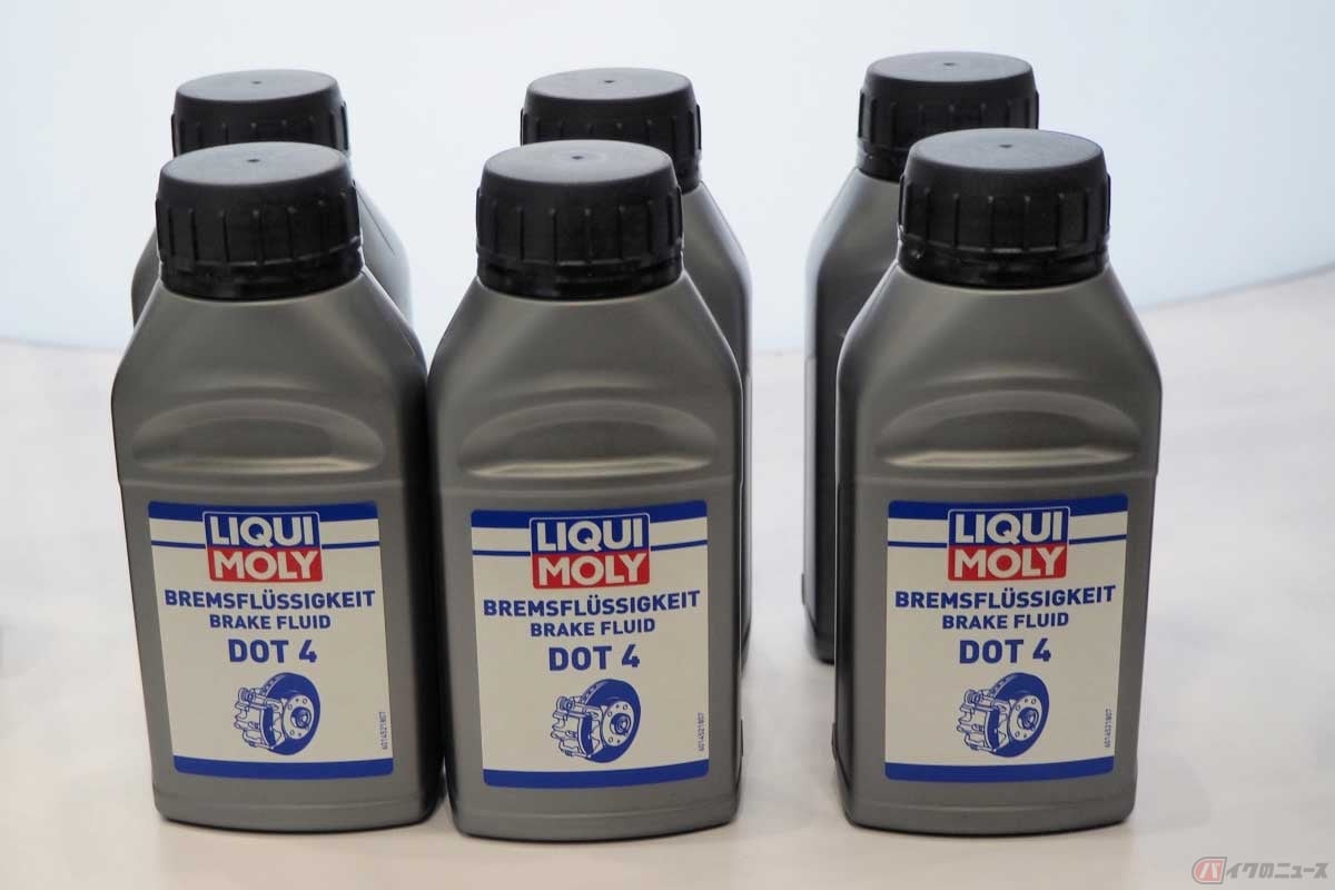 スポーツバイクの油圧式ディスクブレーキで主流の、DOT4規格のブレーキフルードの素材は、ポリエチレングリコールモノエーテル