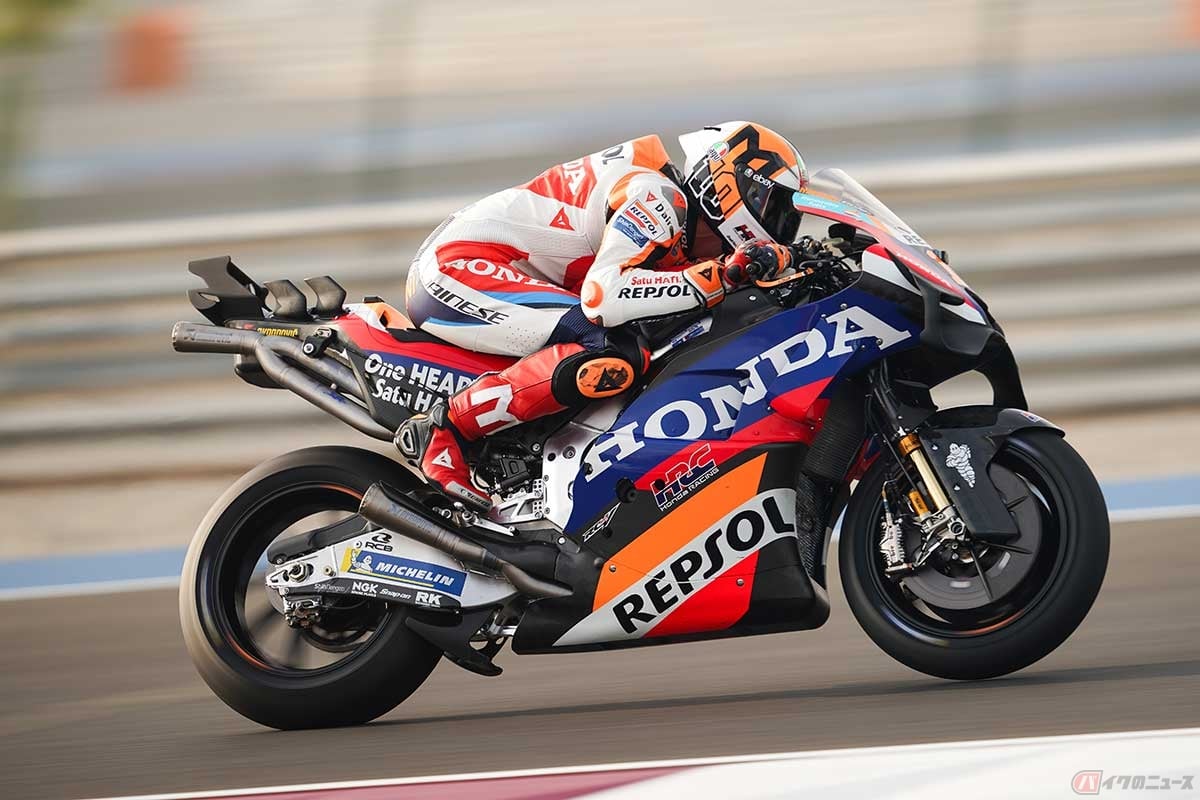 レースでは燃料タンクにヘルメットのアゴが当たるくらいピッタリ伏せる