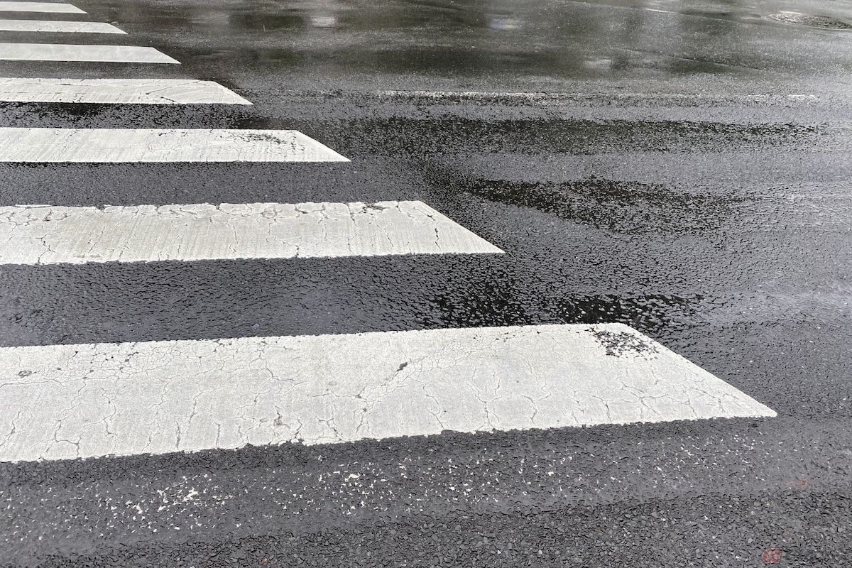 雨天時の道路には、白線や黄色線のように特に滑りやすい箇所がある