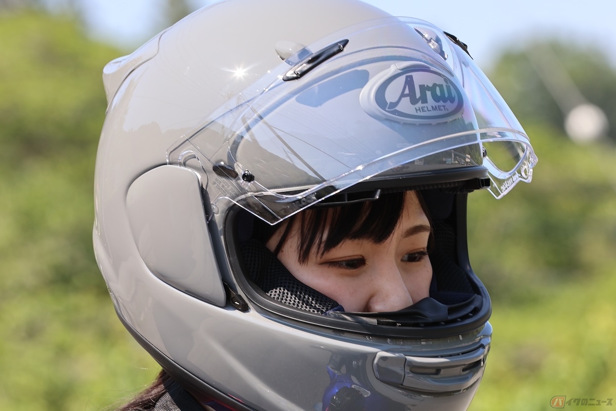 シールド内を曇りにくくする「ピンロックシート」を使う方法もある