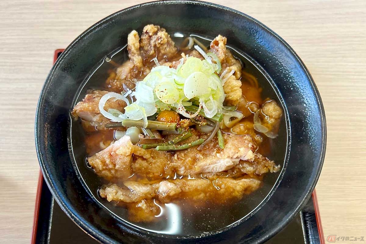長野道「みどり湖PA」(下り)の看板メニュー「山賊そば」(890円)は、塩尻などで親しまれている山賊焼きと温かい信州そばの組み合わせ