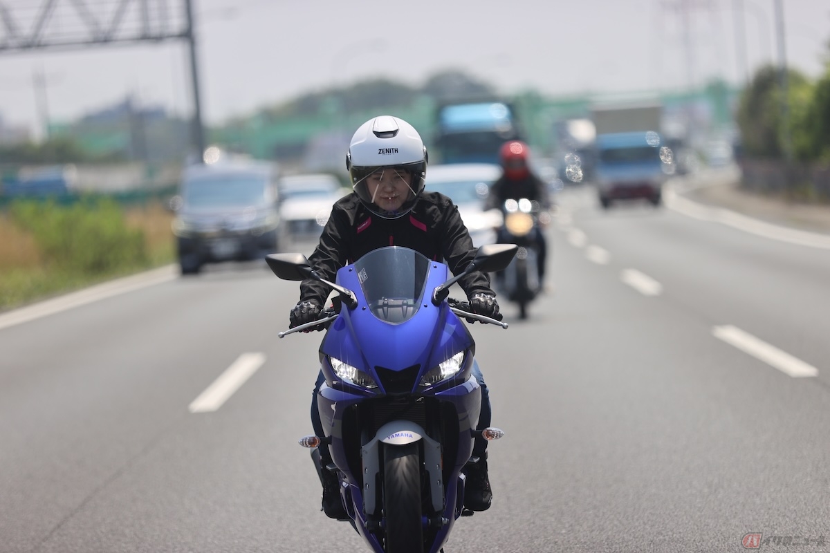 後方はドライバーからはほとんど確認できないため大きな死角となる箇所、十分な車間距離をあけて走行すると安心
