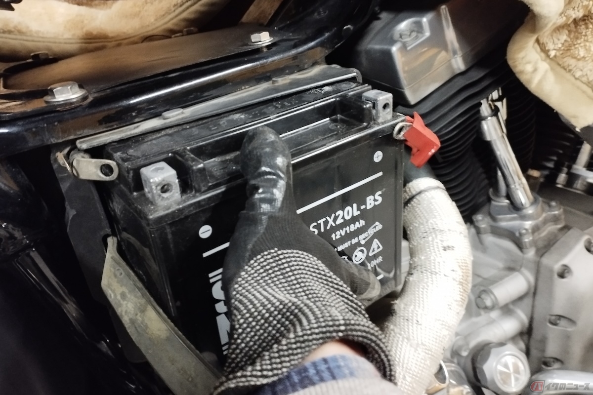 長期間バイクを使用しない予定の場合は、バッテリーを車体から外しておきましょう