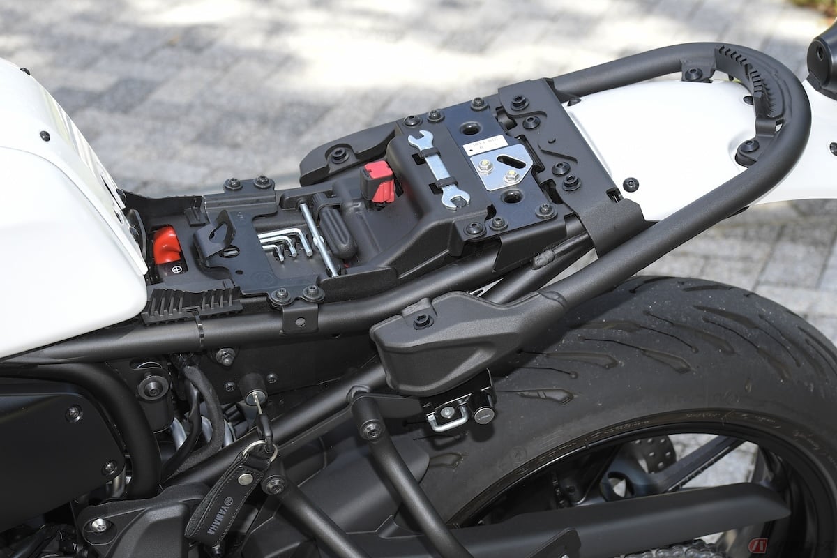 最低限の工具や予備のバルブがあれば、走行中に突然ライトが切れてもすぐ交換できる