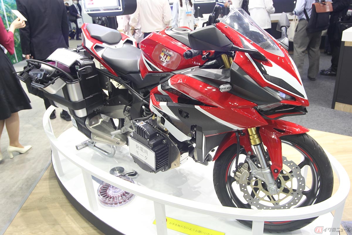 TPRが開発中の緊急時対応用の給電システム搭載バイク(250ccガソリン車)