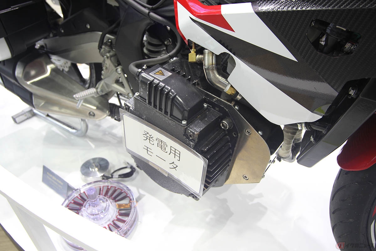 TPRが開発中の緊急時対応用の給電システム搭載バイク(250ccガソリン車)。車体右側、クランクケース横には発電用のモーターが搭載されています