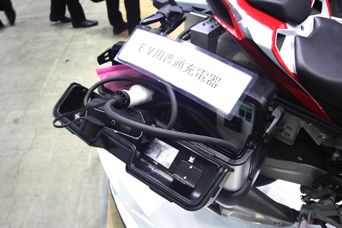 TPRが開発中の緊急時対応用の給電システム搭載バイク(250ccガソリン車)。タンデムシート右横にはサドルバッグ形状の充電器が備えられています