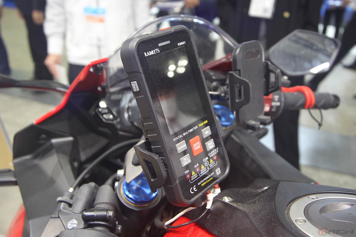 TPRが開発中の緊急時対応用の給電システム搭載バイク(250ccガソリン車)。発電時はコンピューターにより回転数の制御が行われています