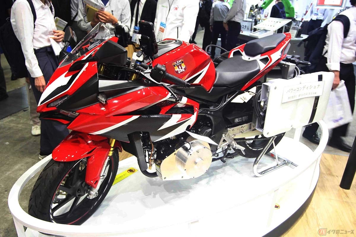 TPRが開発中の緊急時対応用の給電システム搭載バイク(250ccガソリン車)。ベースモデルから60kg増の車重240kgとなっています