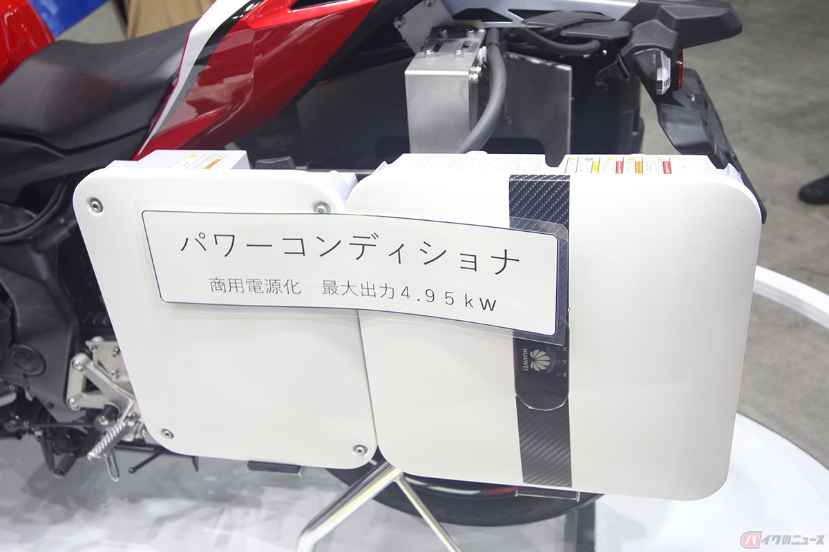 TPRが開発中の緊急時対応用の給電システム搭載バイク（250ccガソリン車）。パワーコンディショナーも容積50%減を狙った小型化の開発が進められています