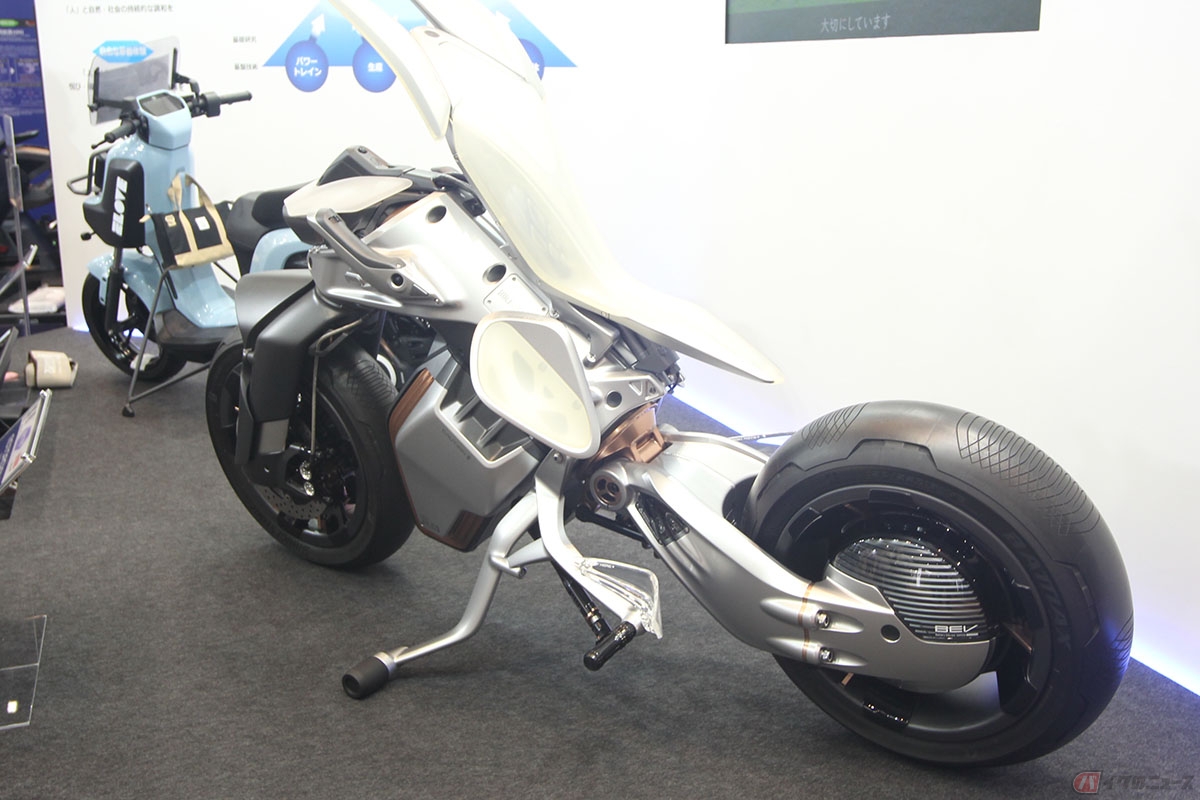 ヤマハが開発する二輪車安定化支援システム「AMSAS」を搭載した電動スクーターのコンセプトモデル「ELOVE(イーラブ)」(奥)と自立するパーソナルモビリティ「MOTOROiD」(手前)