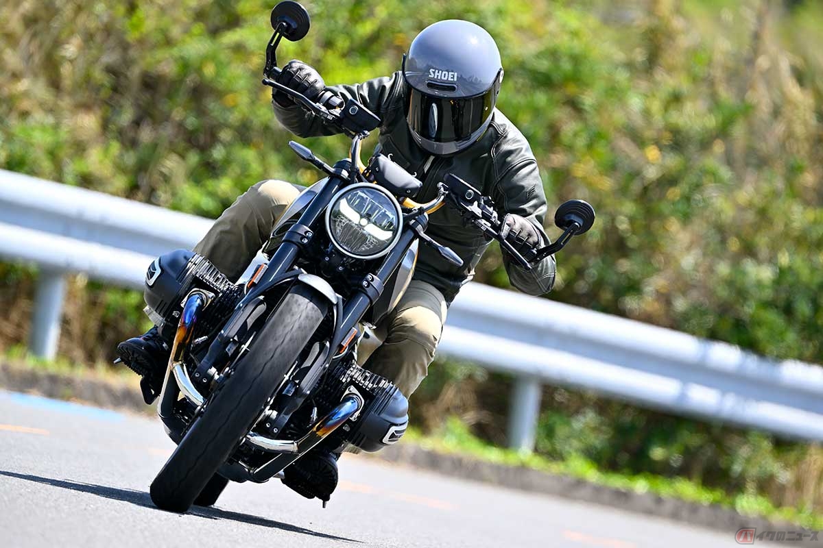 BMW Motorrad「R 12」（2024年型）に試乗する筆者（中村友彦）