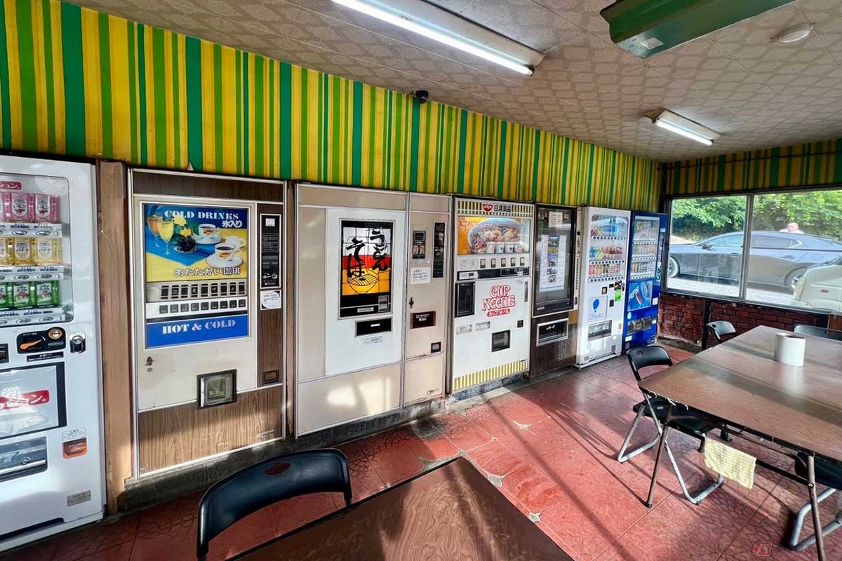 店内には富士電機製のそば・うどん調理自販機や、カップヌードル、ハンバーガー、飲料などの自販機が並んでいる