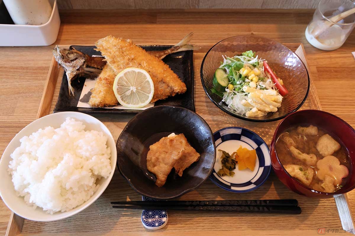 「トヨタアジフライ」の「アジフライ定食」は、アジフライ（半身2枚）に骨煎餅付き。サラダと小鉢、ご飯と味噌汁に漬物で定食に