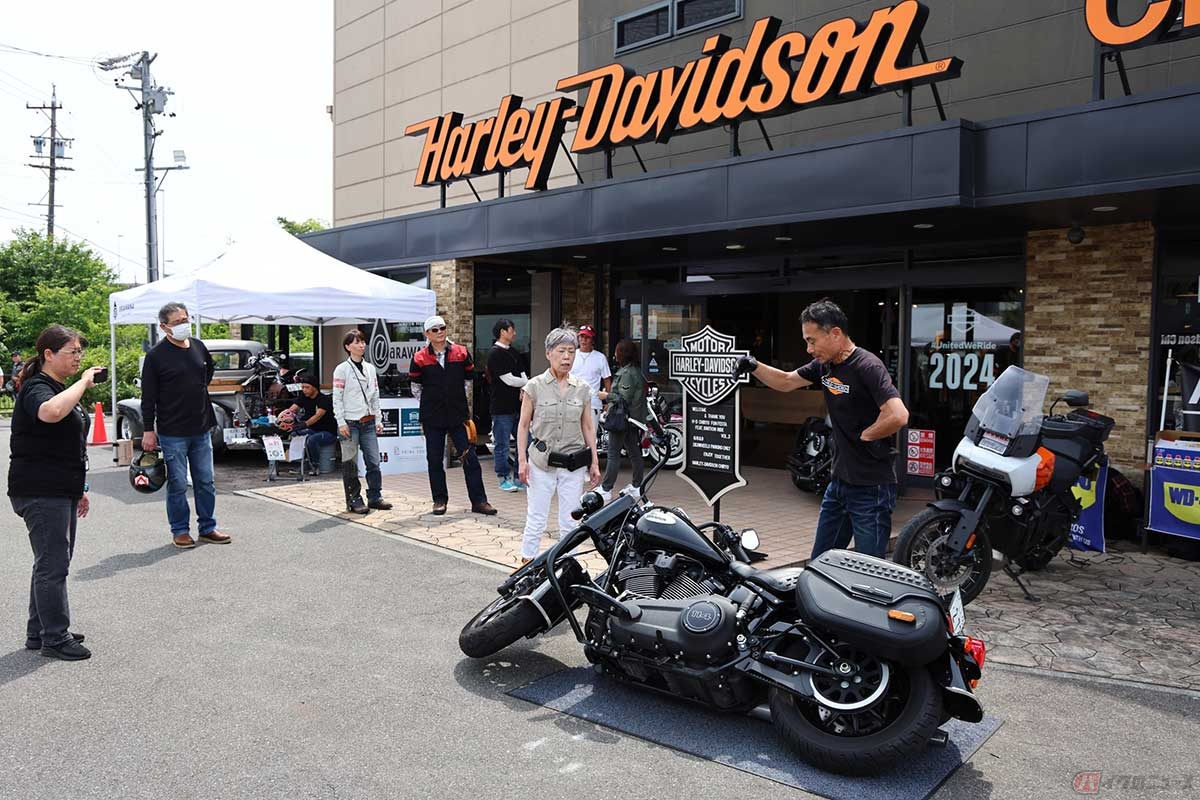 「H-D CHIRYU FAN FESTA」では、重いハーレーを楽々取り回しや引き起こしができるよう、「MOTO SKILLS」の内藤さんによるレクチャーが行なわれた