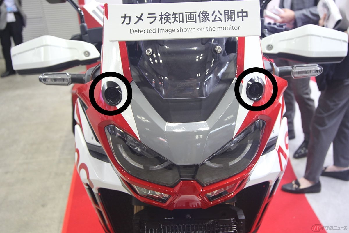 日立AstemoのADASシステムを搭載した試験車両。フロントフェアリングには2つのカメラ(黒丸の箇所)で構成された「ステレオカメラ」が搭載されています