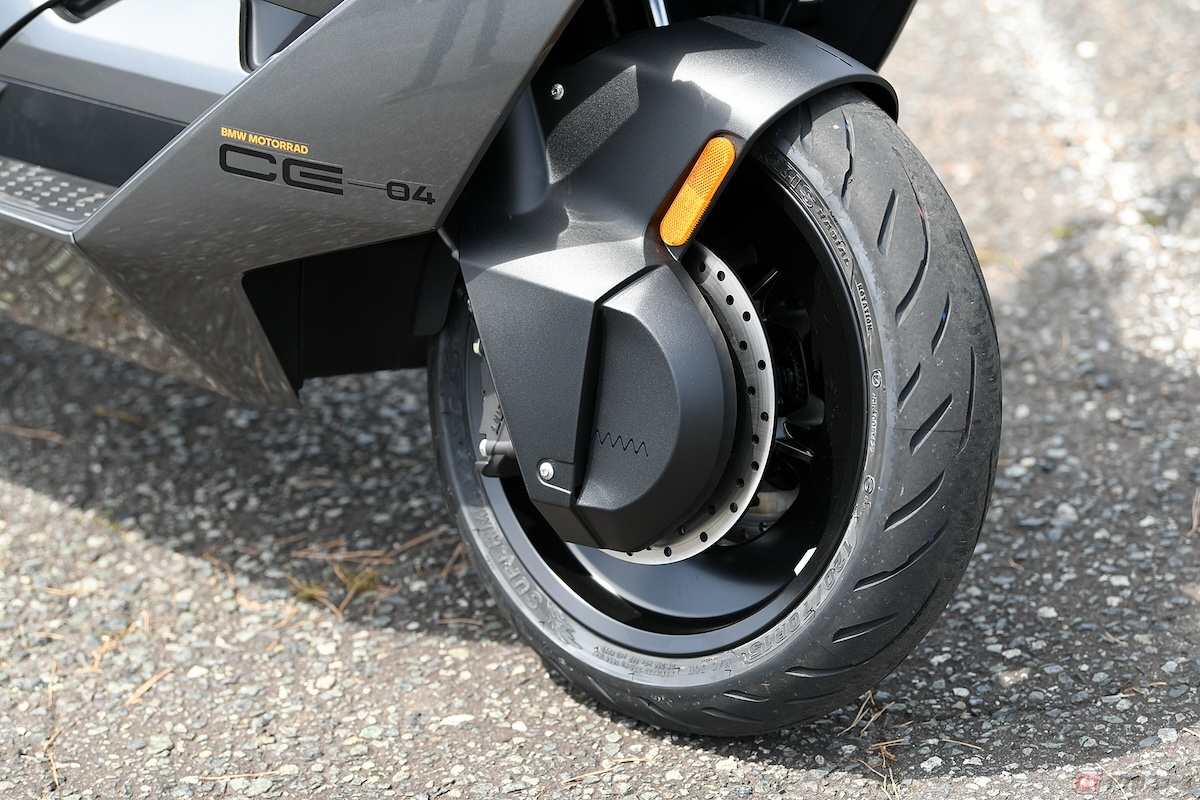 電子制御も最新で、ABSはもちろん、後輪のスピンを防止するASCやコーナリング時にブレーキをかけてもコントロールを可能にするABS Proなどを標準装備している