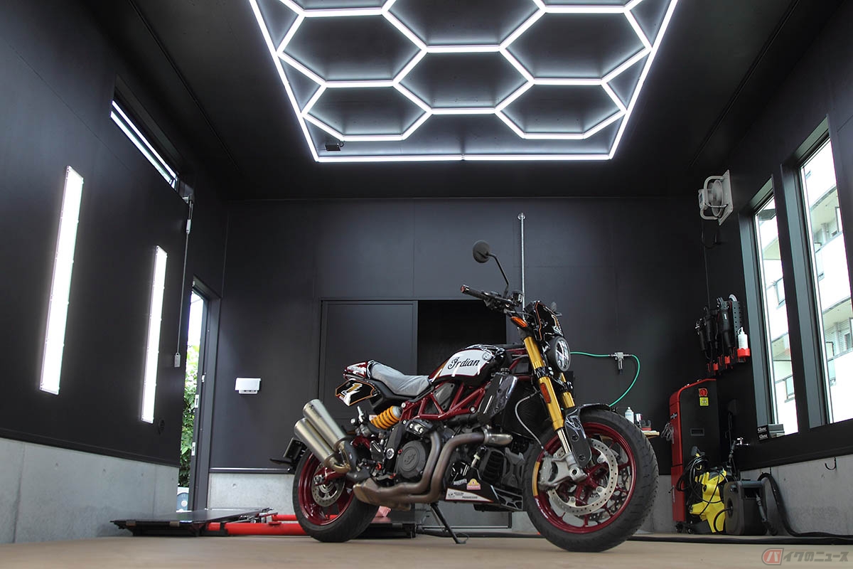 天井にハニカム状のLED、壁側面に	LED照明を備えるグランツ・ハイパフォーマンスコーティングファクトリー