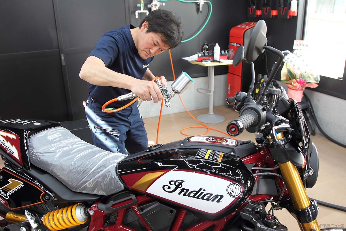 タンクやフェンダーなどの外装はもちろん、エンジンやマフラー、樹脂パーツなどあらゆる箇所に施工可能な『グランツ・ハイパフォーマンスコーティング』。株式会社グランツの専務であり、コーティング部門の責任者である高取敬典氏がスプレー式エアガンでコーティング剤を塗布していきます