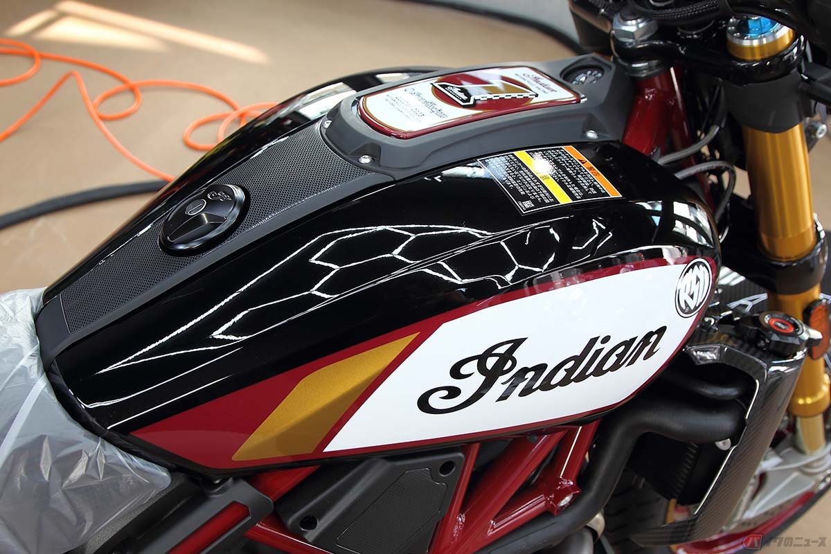 『グランツ・ハイパフォーマンスコーティング』を施工後、輝きと深みが増したインディアンFTRのタンク。新車時に施せば効果は絶大です