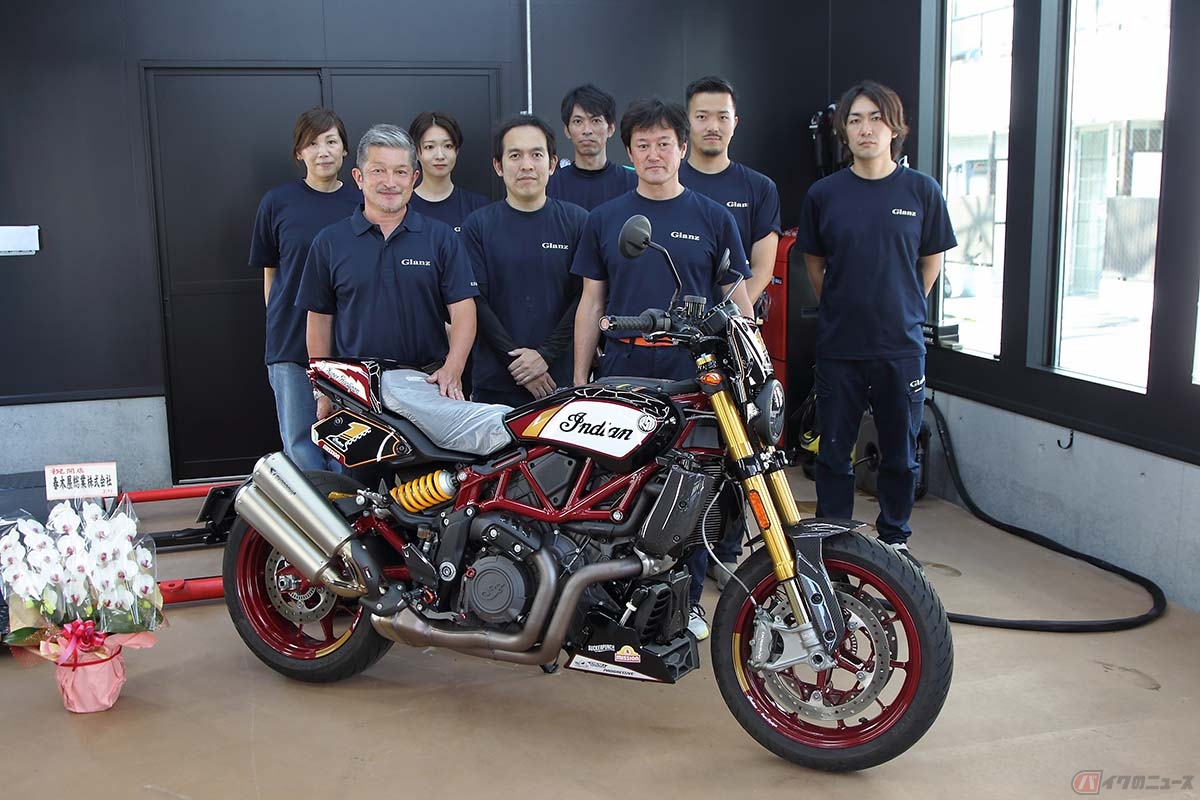 新設されたコーティングファクトリーにて株式会社グランツの面々。ペイントを知り尽くしたプロ集団が、これまで培った技術を活かし、新たな展開をスタートしました