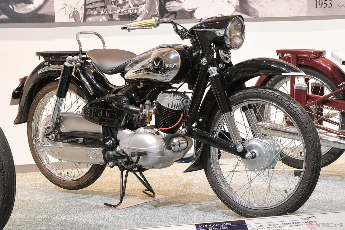 ホンダ「ベンリイJ型」の3代目となる「ベンリイJC56型」(1955年型)は、出力アップとともに車体をプレスバックボーンに変更し、アールズフォークを採用