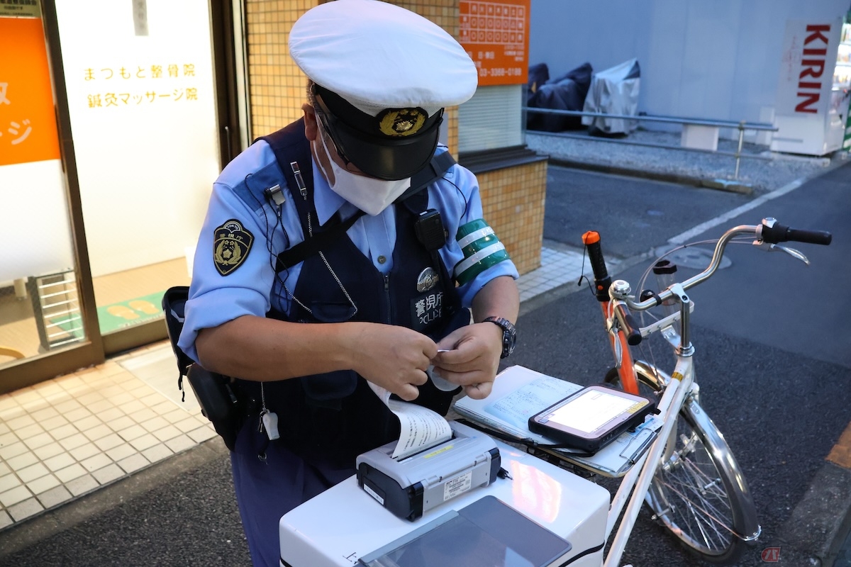 軽微な交通違反をした人に対しては「青キップ」と呼ばれる告知書を発行する「交通反則通告制度」で取り締まるのが一般的
