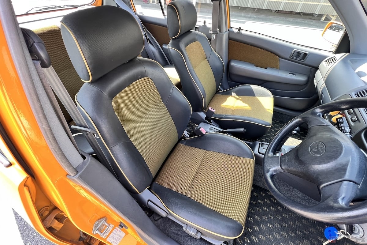 リミックス専用のディンプル加工を施したスポーツシートを採用(写真提供:ミハラ自動車)