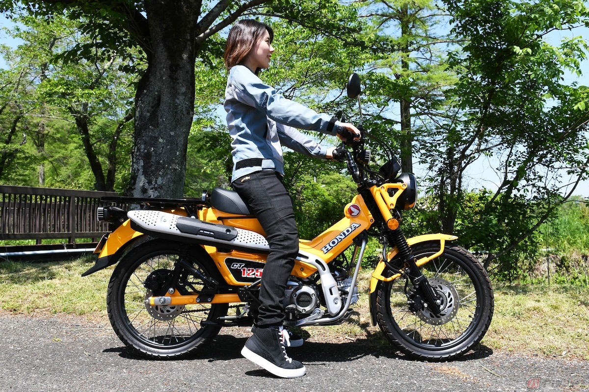 少し高めのシート高は800mm、両足の足つき性は踵が少し浮く程度