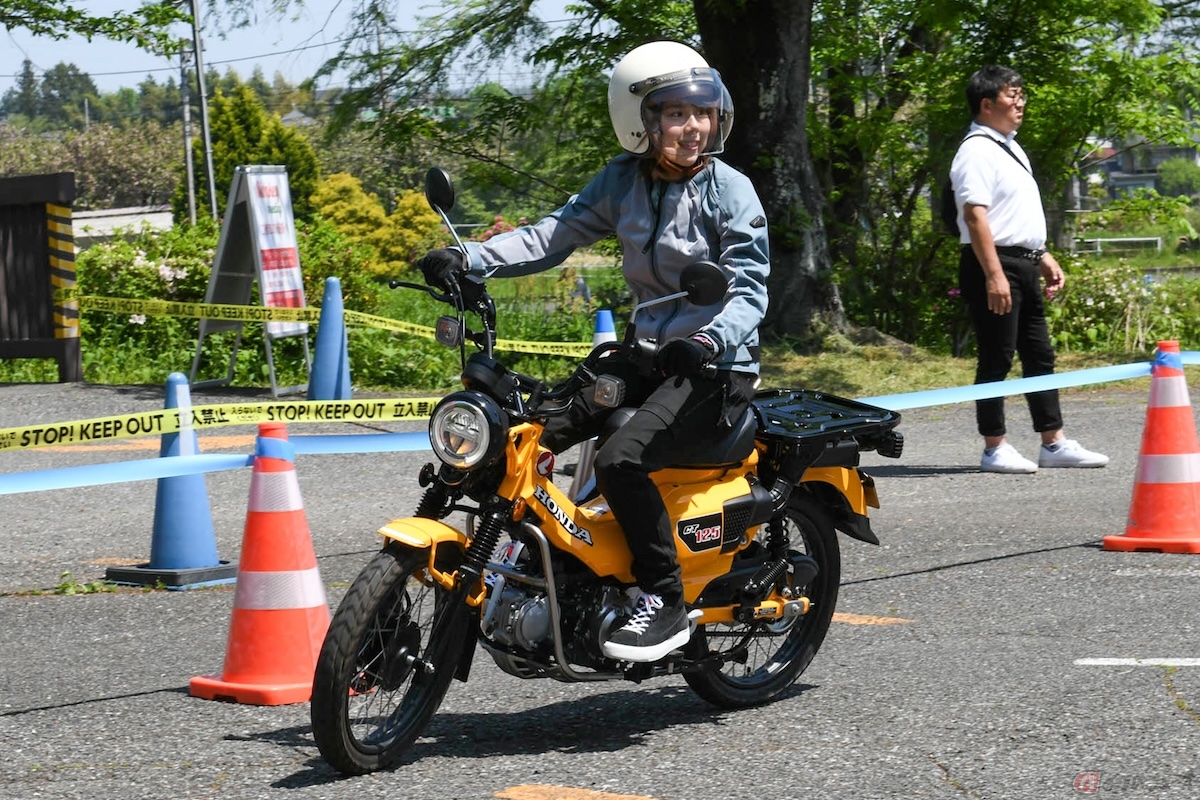 カブシリーズと同様のスリムな車体のおかげで下半身での操作がしやすい